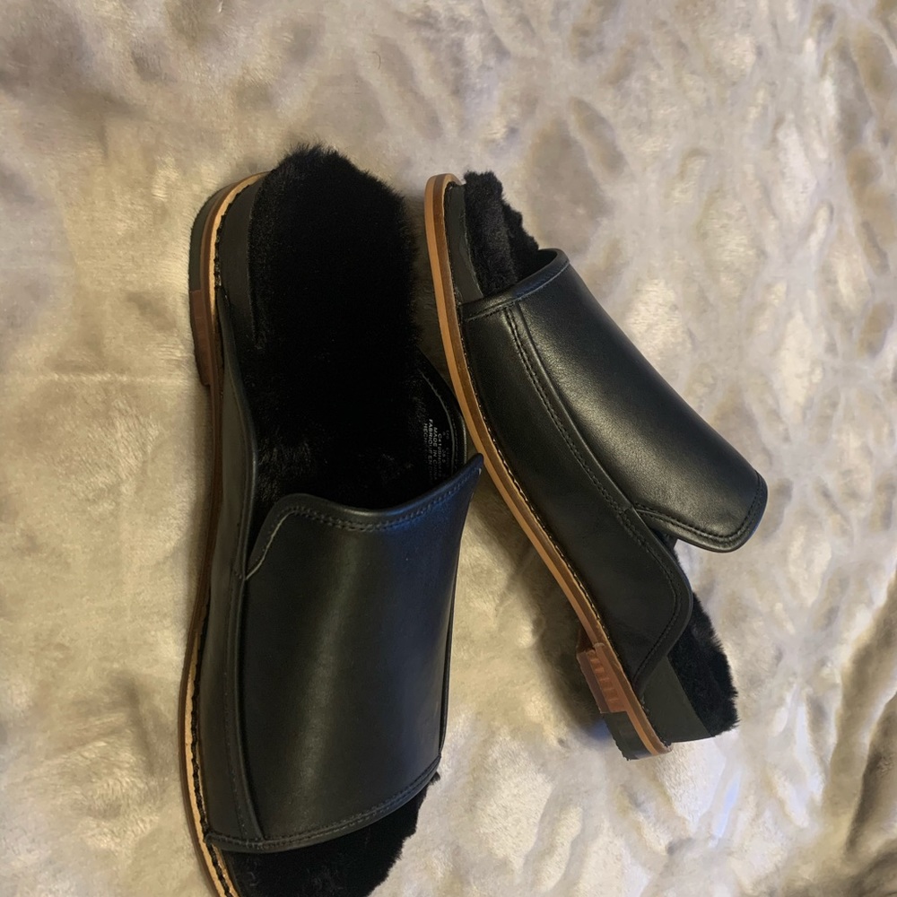 Kelsi Dagger LeatherSlide lined with faux. Color black .